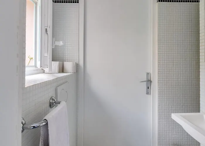 Maison 1850 Paris 18 Chambre G avec terrasse et parking en option